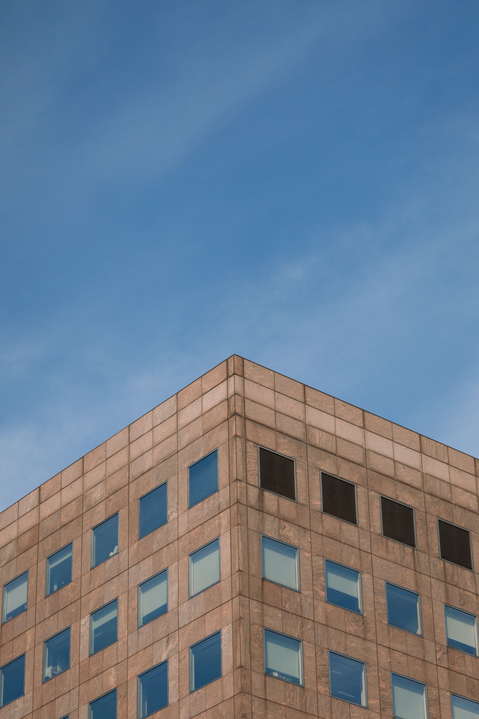 Façade géométrique d’un immeuble de bureaux